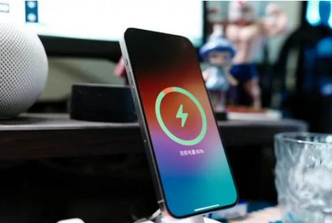 拱墅苹果15换屏服务分享用什么充电器给iPhone15充电更好 